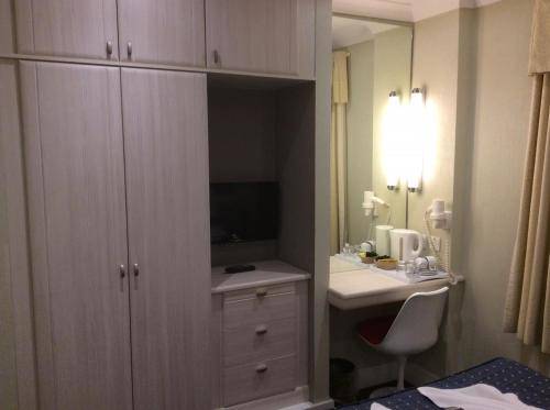 Central Hotel, London